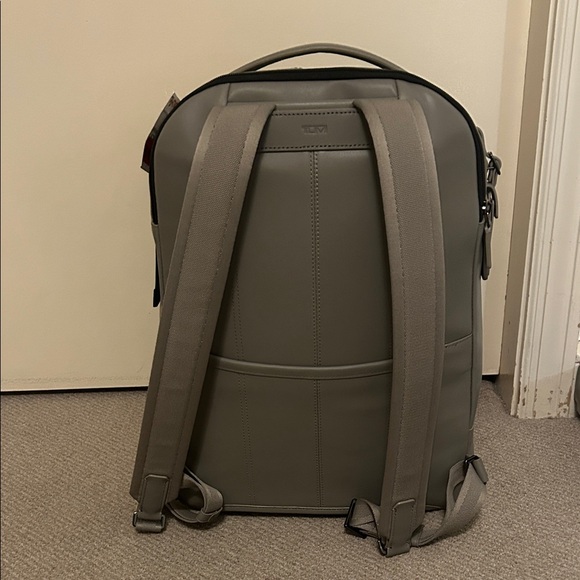 TUMI taupe gray Men’s Warren Backpack 100%leather 17x12x5 and laptop section - Picture 3 of 5